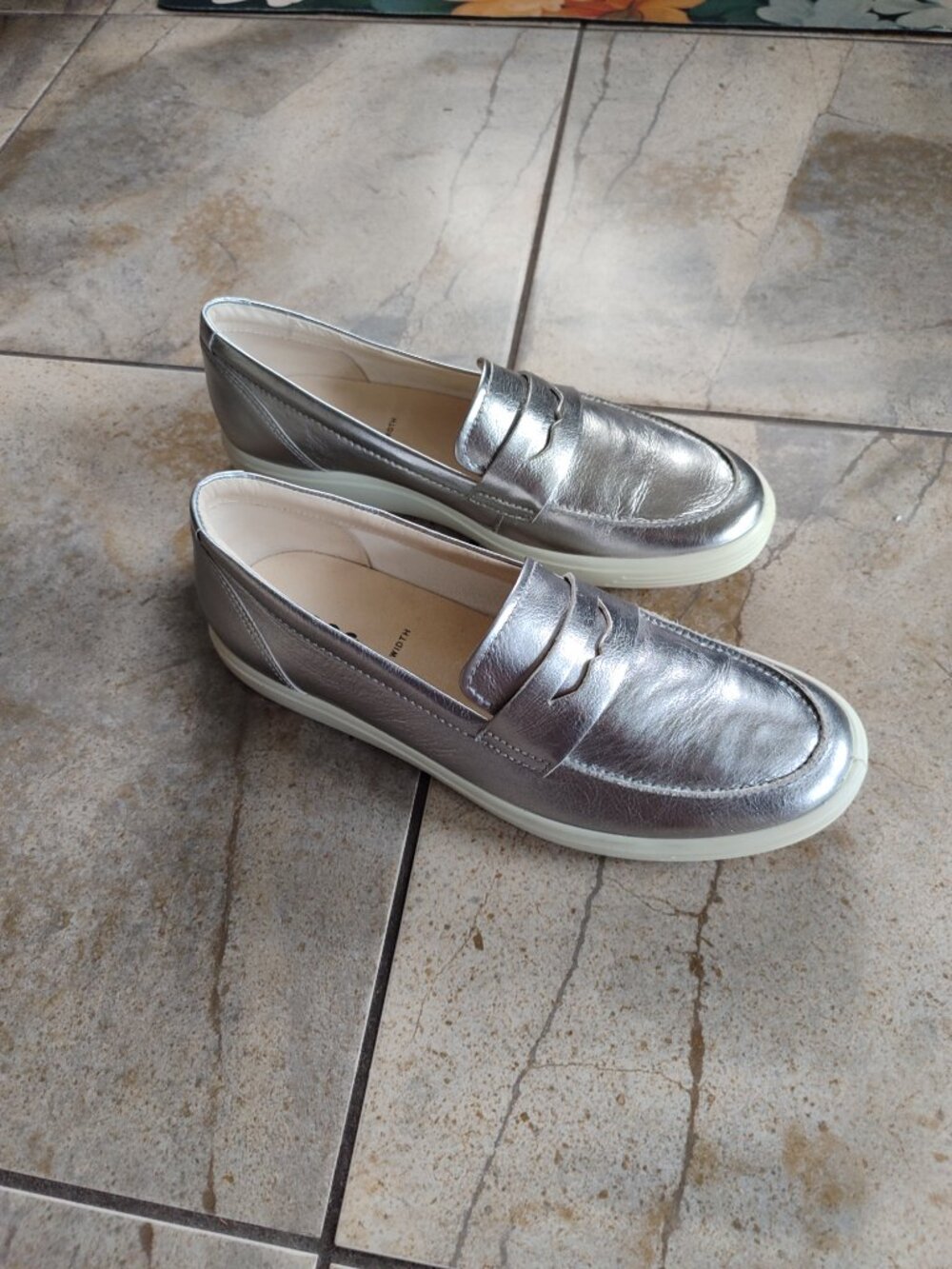 Store display ECCO Soft 7 Silver Leather Penny Loafers  Extra Width, EU 41 US 10